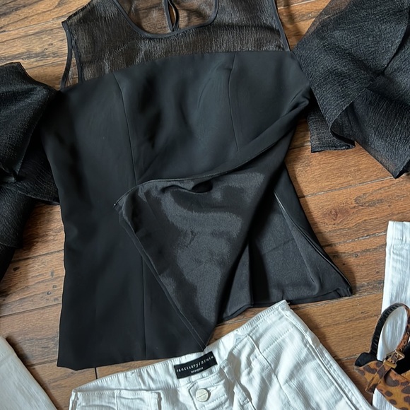 Elegant Black Shoulderless Bra in Blouse - Picture 5 of 6